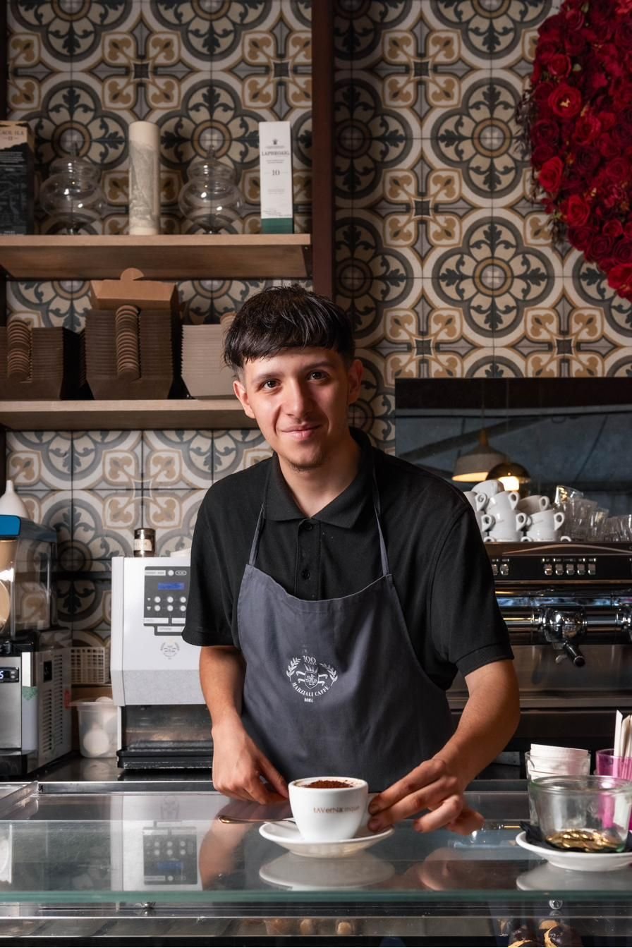 Il barista dietro il bancone della caffetteria
