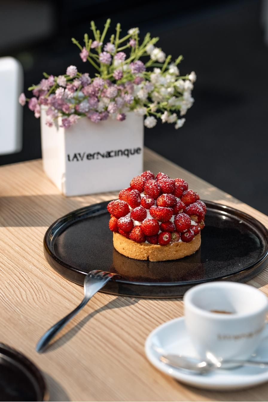 Tartelletta ai lamponi con caffè su un tavolo