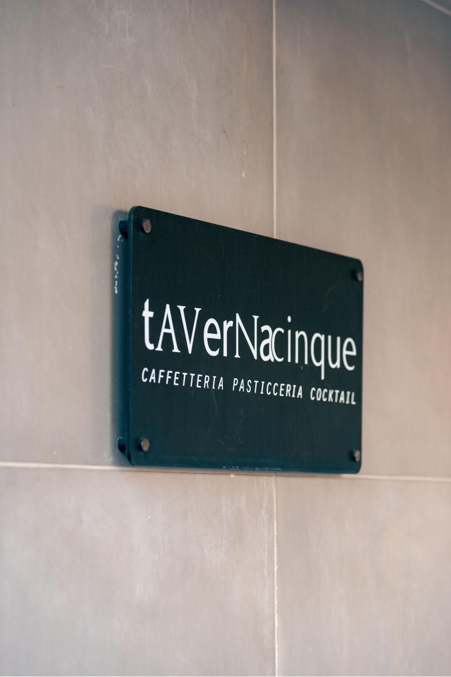 Insegna Tavernacinque: caffetteria, pasticceria, cocktail